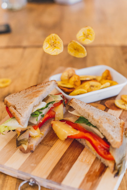 Sandwich de Pimentones, Queso, Endibias asadas y Chips de Plátano Verde